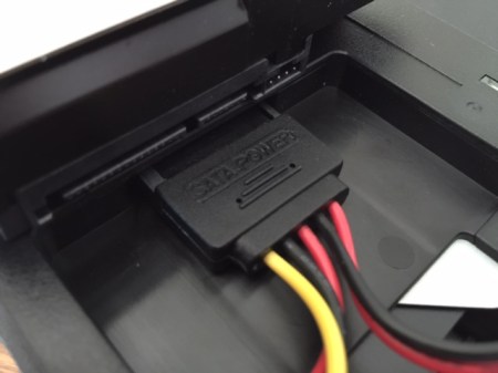 Die Festplatte an die Game Bar-Verkleidung anschließen.