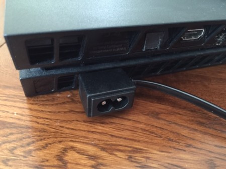 Auf der Rückseite den Game Bar-Stecker mit dem Stecker der PS4 verbinden.