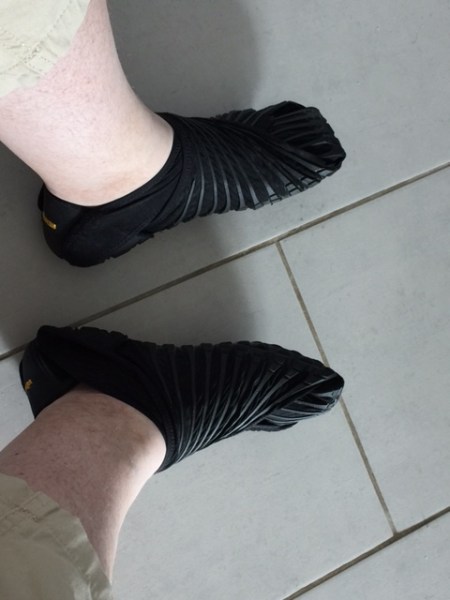 Gewickelter Schuh durch die Vibram FiveFingers Furoshiki 