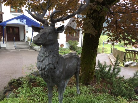 Um Poldi vor dem Hotel Prinz Luitpold Bad entbrannte ein heftiger Streit. 