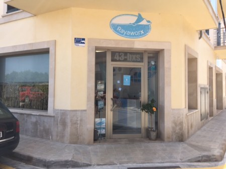 Die Außenseite von Rayaworx.