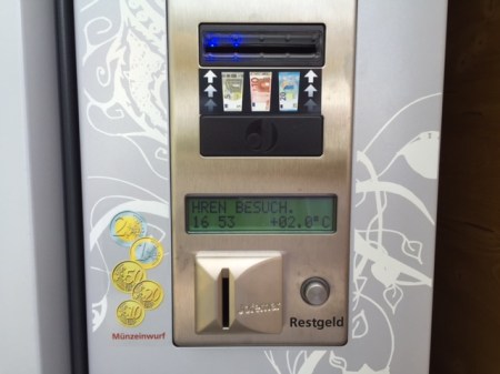 Schade, der Automat nimmt nur Papiergeld.