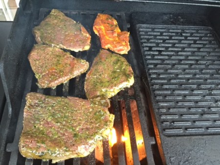 Das Ochsenfleisch auf dem Webergrill. 