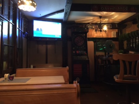 In der griechischen Kneipe lief der Fernseher mit den aktuellen Ereignissen.