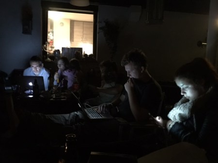 Nachts verfolgten wir die Nachrichtenlage.