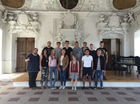 Lea in der Mitte ihrer Mitschüler