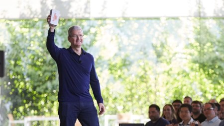 Apple Chef Tim Cook und das erfolgreiche Apple Produkt. Foto: Apple