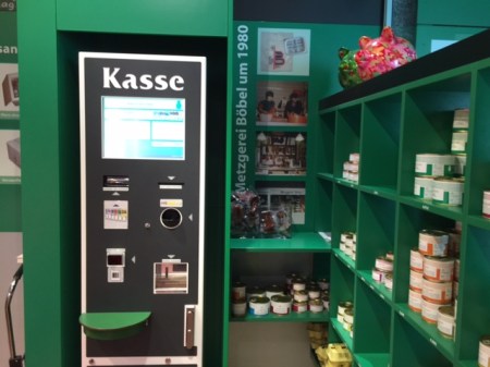 Ein Kassenautomat in der Metzgerei Böbel in Rittersbach.
