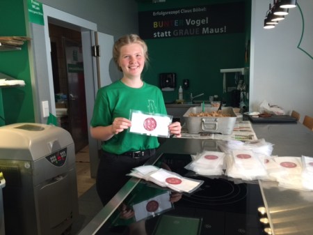 Julia Böbel fertigt als Dankeschön Wurstpostkarten an.