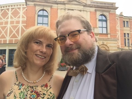 Doris Ortlieb und ich vor dem Bayreuther Festspielhaus.