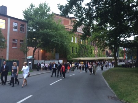 Nach der Oper wieder Rituale: Die einen feiern und wir gehen ins Hotel.