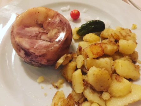 Mein Standard-Gericht im Hotel Opel: Sülze mit Bratkartoffel.