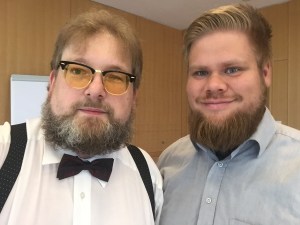 Zwei Bärte auf einem Foto: Matthias J. Lange und Moritz Kienast.