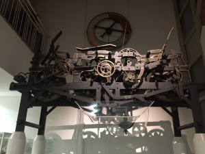 Das ehemalige Uhrwerk von St. Kilian Schweinfurt hängt heute im Kolping Hotel.