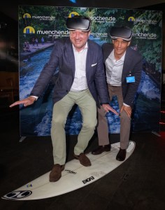 Bürgermeister und Geschäftsführer auf dem virtuellen Surfbrett.