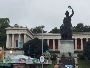 Die Bavaria wacht über die Wiesn. 