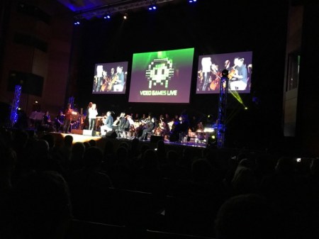 Hochzeitsantrag auf einer Konzertbühne.