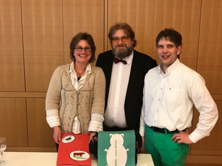 Erika Sauer (l) und Claus Böbel (r) mit mir. 