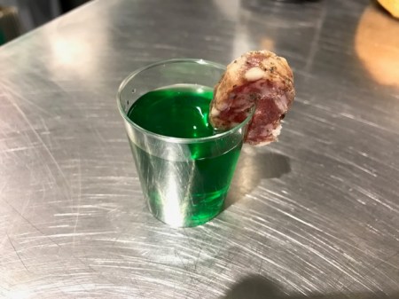 Bratwurstlikör - freilich in den CI-Farben von Claus Böbel.