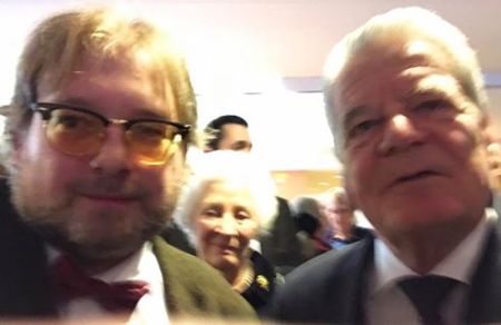 Unscharfes Selfie mit dem Bundespräsidenten Joachim Gauck.