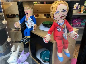 Trump und Clinton als Hundespielzeug.