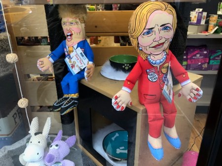 Trump und Clinton als Hundespielzeug.