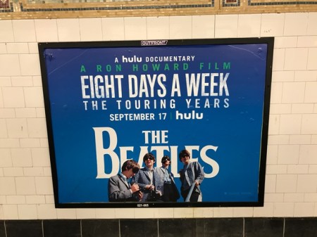 Werbung zur Beatles-Doku in der U-Bahn.