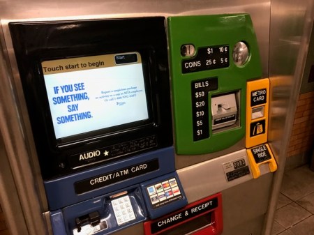 Metrocard am Automaten ziehen.