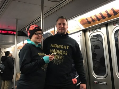 Läufer aus Sindelfingen in der U-Bahn fahren zum Silvesterlauf.