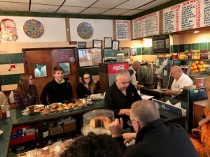 Gut voll ist die Hütte am Morgen.