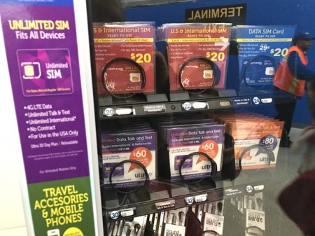 Am Flughafen gibt es Datenkarten, aber ich habe meine in Deutschland gekauft.