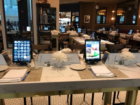 Jeder Tisch in den Restaurants war mit einem iPad ausgestattet und dort ließ sich wunderbar Essen bestellen.