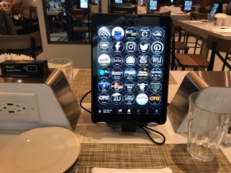 Das Display zeigt die Karte und andere Apps.