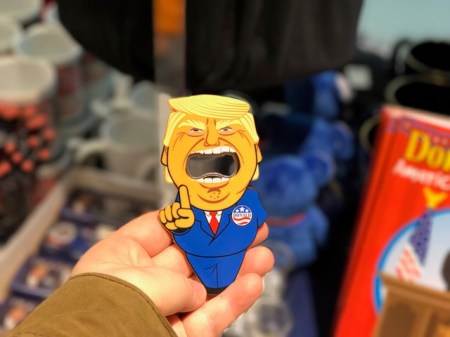 Trump macht den Mund ganz weit auf.