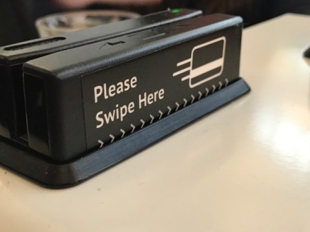 Bezahlt wird via Plastikgeld.