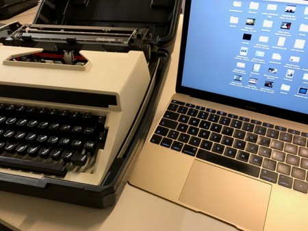 Alte und neue Arbeitsmittel : Gabriele und MacBook