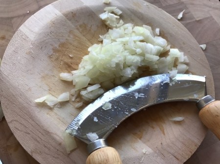 Zwiebel zerkleinern.