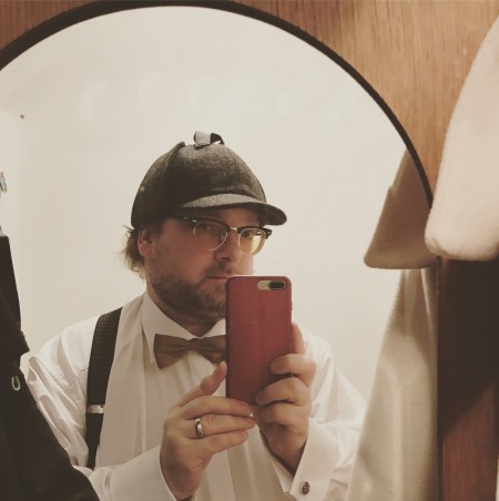 Ich schau immer so aus und nein, es ist keine Verkleidung. Ich liebe den Deerstalker.