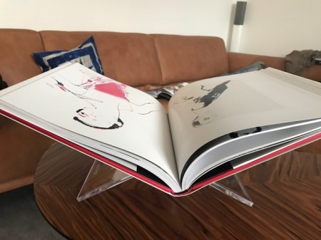 Große Bücher brauchen bei mir einen Buchständer, damit ich sie lesen kann.