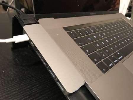 Mein neuer Hub am neuen MacBook Pro.