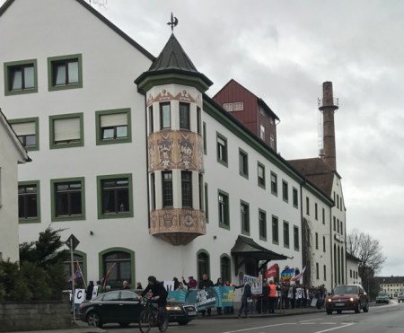 Im Bräustüberl Maisach tagte die AfD und Maisacher zeigen Flagge gegen diese Gruppierung.