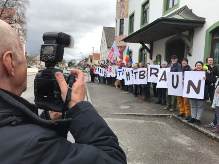 Der Pressefotograf der örtlichen SZ lichtete die Protestler ab.