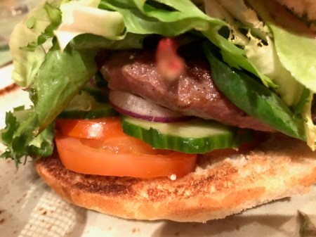 Klassikburger mit Rindfleisch Patty