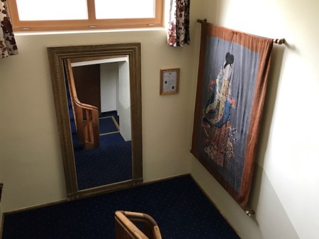 In einem Treppenaufgang des Hotels Prinz Luitpold Bads hängen Kostenberechnung Gobelins aus China. 