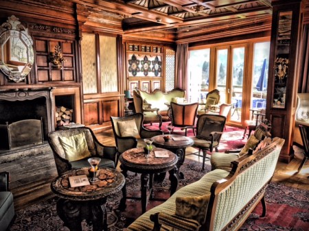 Möbel und Kunstwerke aus aller Welt sind im Hotel vereint. Die Lobby stammt u.a. Aus Schottland.