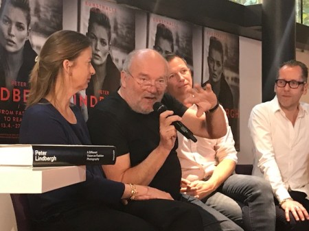 Peter Lindbergh hält Hof in München zur Ausstellungseröffnung.