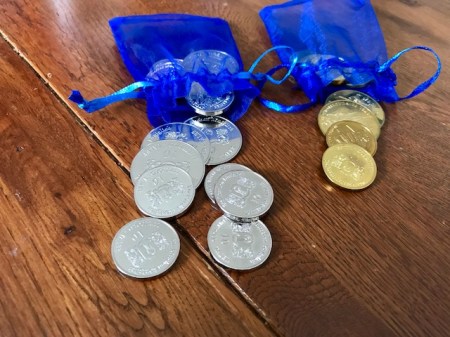 Bei der Abreise aus Bad Hindelang bekomme ich Gold- und Silbermünzen.