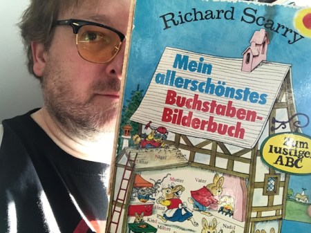 Mein Lieblingsbuch als Kind habe ich neulich erst wiedergefunden. Es heißt: Mein allerschönstes Buchstaben-Bilderbuch.