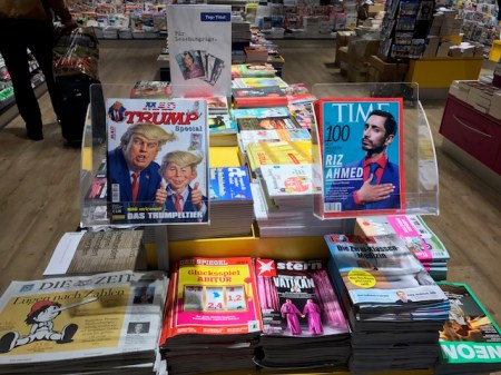 Am Hauptbahnhof in München wird das MAD-Heft angeboten.