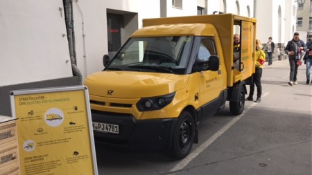 Witzig oder doof? Post verteilt Postkarten auf einer Internetmesse?